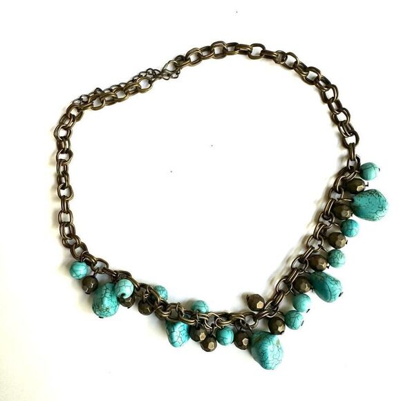 Howlite cluster brass tone necklace - Picture 6 of 8